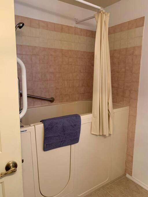 Desert Getaway - Centrally Located, Trail Access Steps Away! Lake Havasu City Exterior foto